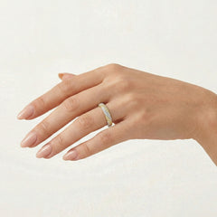 Anillo dorado con rayas brillantes