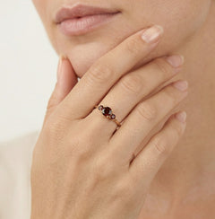 Stylish yellow gold ring with three garnets