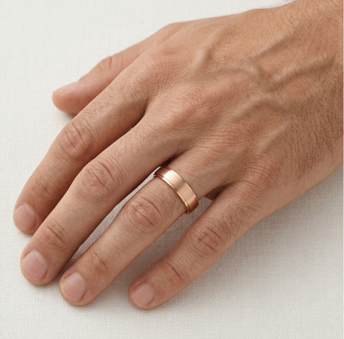 Alliance en or rose à finition polie