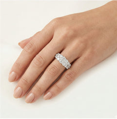Sparkling gold diamond ring