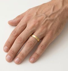 Elegant yellow gold wedding ring with cross lines