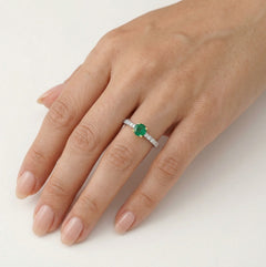Eleganter Ring mit rund geschliffenem Smaragd und Diamanten
