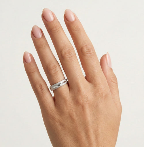 Ehering aus mattem Weißgold mit hochglanzpolierten Details