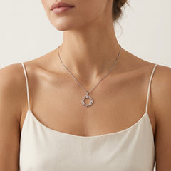 Colgante de plata en forma de círculo con infinito y circonitas cúbicas