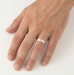 Anillo de boda medio de oro elegante