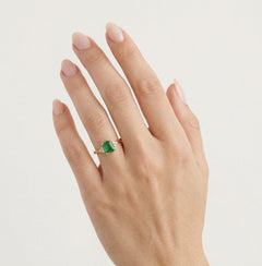 Gelbgoldener Ring mit Diamant und Smaragd