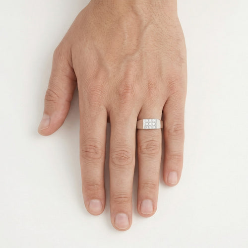 Eleganter Herrenring aus Weißgold mit runden Diamanten