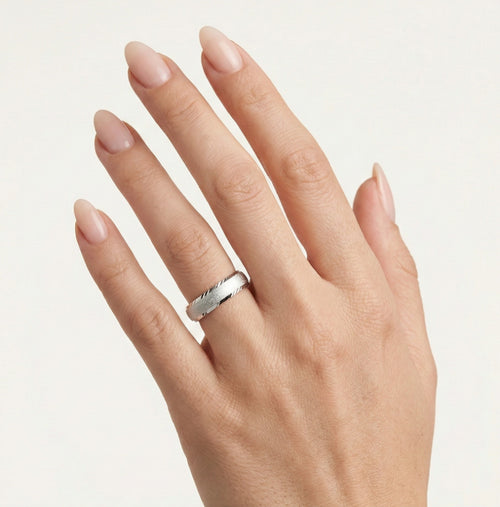 **Graviertes Weißgold-Verlobungsring**