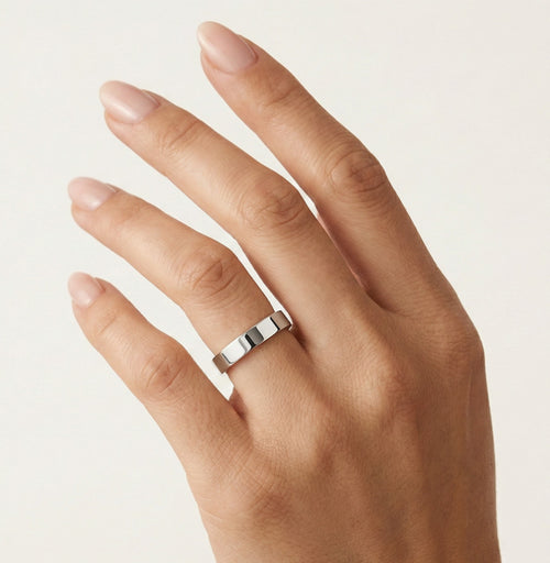 Anillo clásico de oro blanco