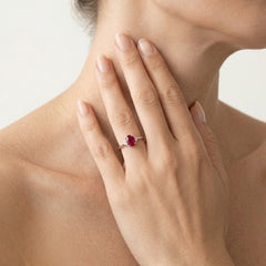 Bague classique pour femmes en or blanc avec diamant et rubis