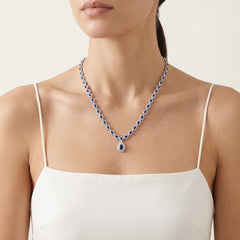 Collar halo de plata esterlina con zafiro en corte pera