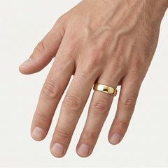 Anillo de boda elegante y ancho de oro amarillo
