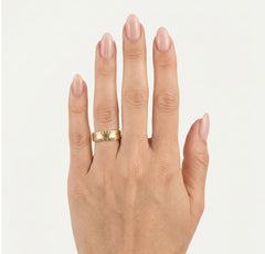 Yellow gold wedding ring with details