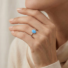 Anillo de oro blanco con ópalo azul sencillo