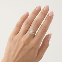 Anillo de oro retorcido con circonitas cúbicas