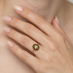 Prsten s granátem a vltavínem v květině