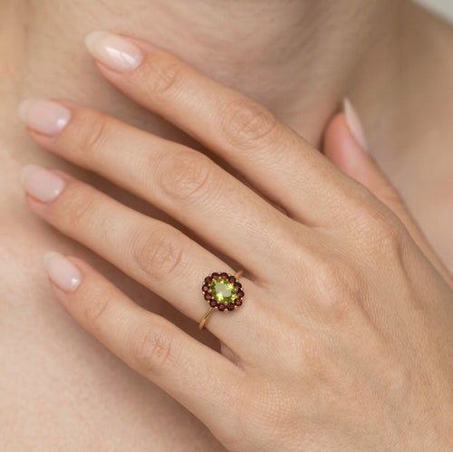 Prsten s granátem a vltavínem v květině