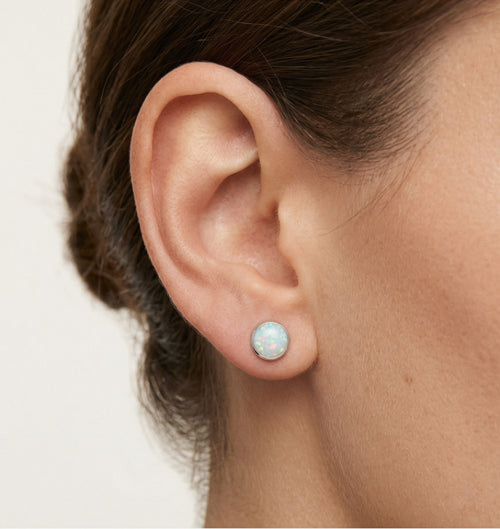Ohrstecker aus Sterlingsilber mit weißem Opal