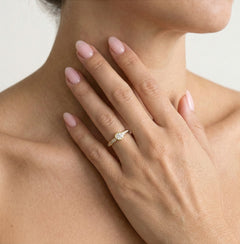 Anillo de oro con diamante