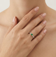 Eleganter Ring mit rund geschliffenem Smaragd und Diamanten