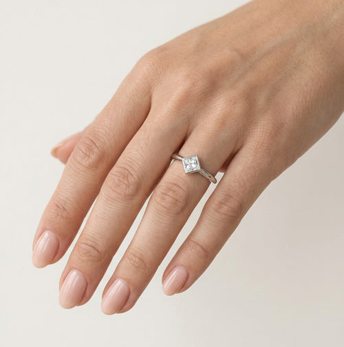 Weißgoldring mit rhombusförmigem Zirkonia