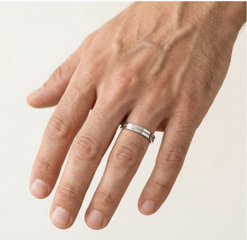 Anillo clásico de oro blanco