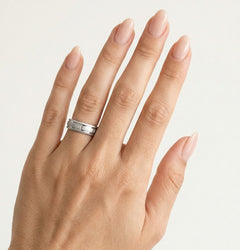 Matný snubní prsten z bílého zlata