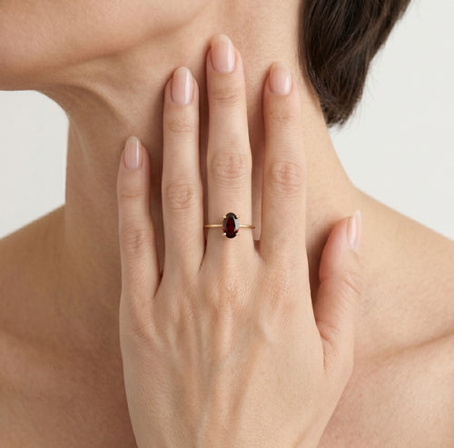 Solitaire garnet ring in yellow gold