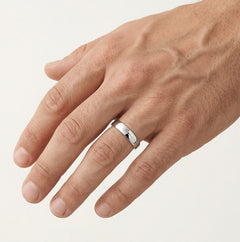 Široký snubní prsten z bílého zlata s kameny nebo bez nich