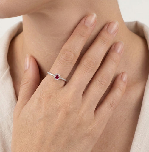 Feiner Rubinring aus Weißgold mit Diamanten-Halo