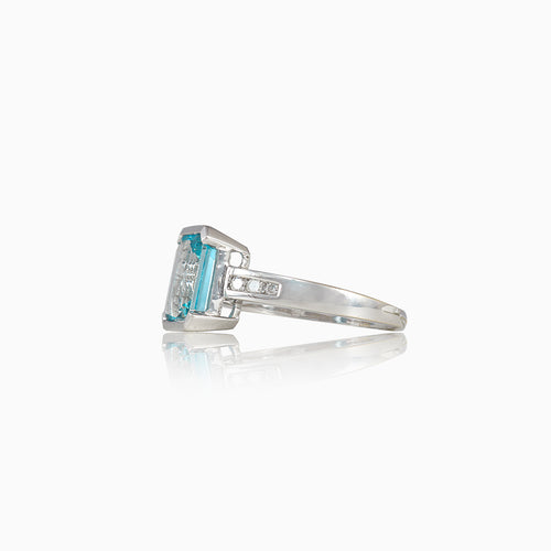 Smaragdschliff-Aquamarin- und Diamant-Ring