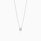 Náhrdelník s diamantem v kulatém přívěsku