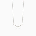 Collar de oro en forma de V con diamantes