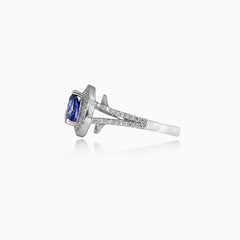 Birnenförmiger Saphir-Ring mit Diamantfassung