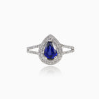 Birnenförmiger Saphir-Ring mit Diamantfassung