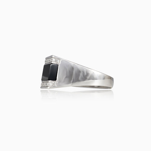 Weißgoldring mit Onyx und Diamanten