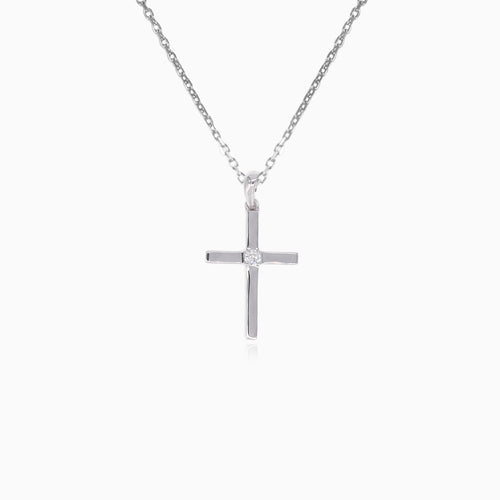 Cruz con un diamante solitario