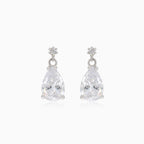 Pendientes de oro blanco en forma de lágrima con circonitas.