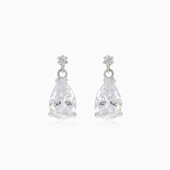 Pendientes de oro blanco en forma de lágrima con circonitas.