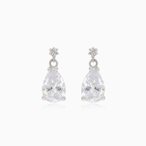 Pendientes de oro blanco en forma de lágrima con circonitas.