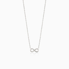 Collar sencillo de plata con símbolo de infinito