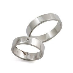 Anillo de boda ancho con solitario de platino