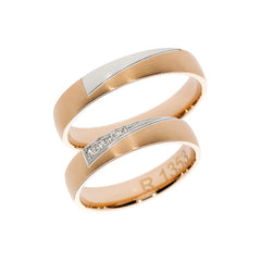 Anillo de oro rosa y blanco con diseño triangular.