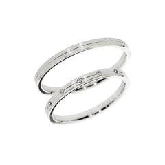 Anillo de oro blanco de forma cuadrada pequeña.