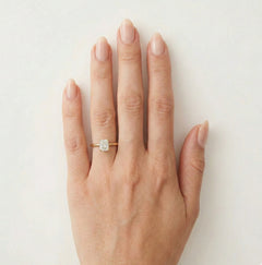 Zářivý zlatý prsten se zirkonem