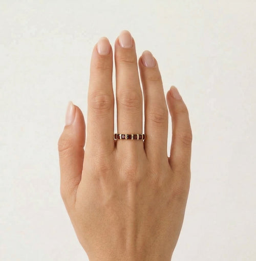 Eleganter Goldring mit 6 Granaten