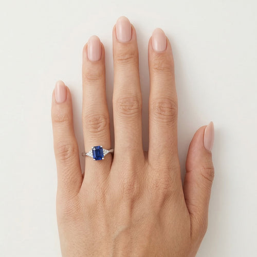 Anillo de oro blanco con zafiro y diamantes con estilo