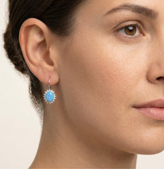 Pendientes halo de ópalo azul ovalado de plata esterlina