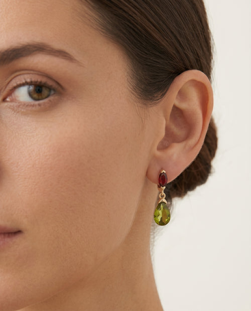 Elegantes pendientes colgantes de moldavita y granate
