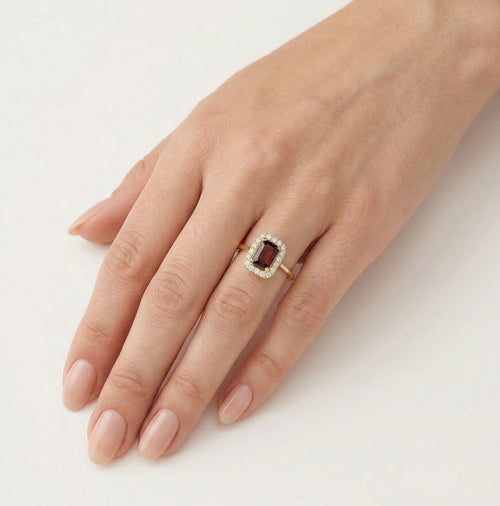 Royaler Damenring aus Gold mit Granat und Zirkonia